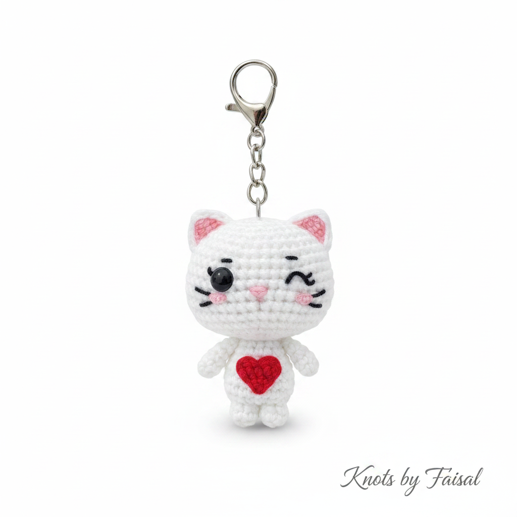 White crochet cat keychain by Knots by Faisal